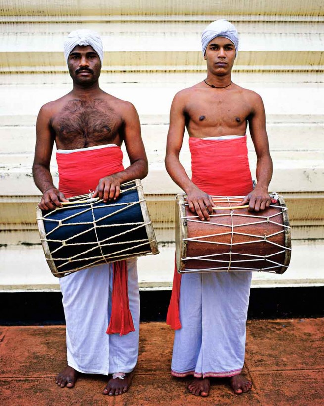 immer zwei Menschen in gleicher Kleidung vor neutralem Hintergrund
