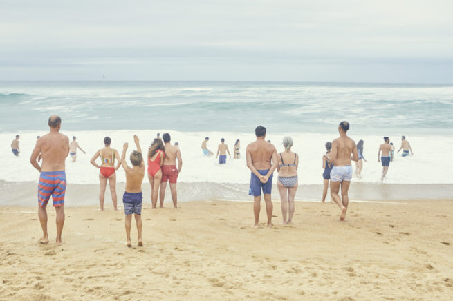 Zuschauer am Strand mit hohen Wellen