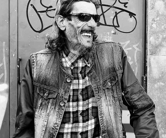 Porträt eines Motorradfahrers in Barcelona