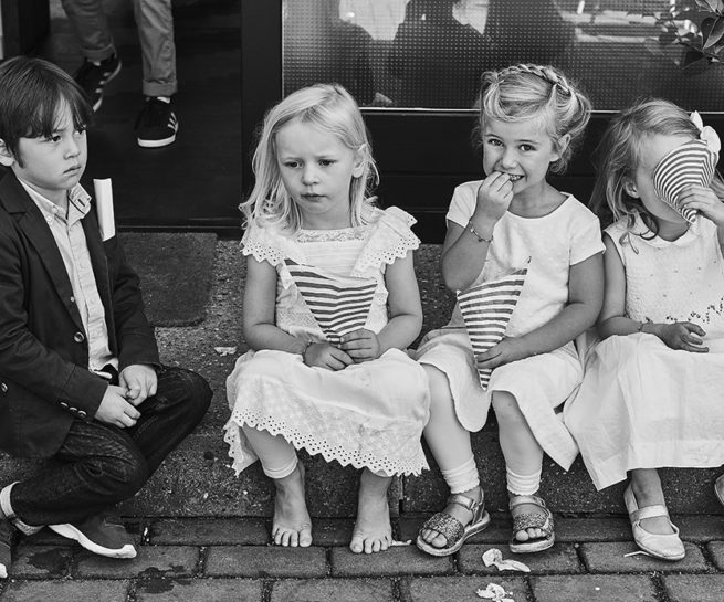 Hochzeit mit Kindern in schoenen Kleidern