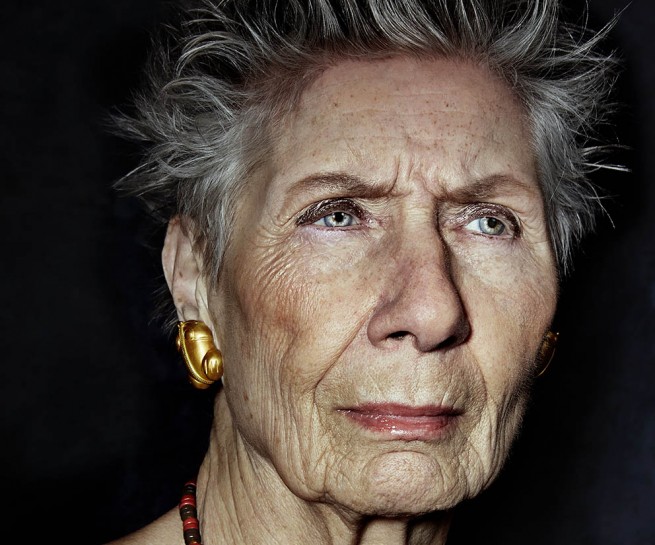 alte Dame mit Schmuck und Diamanten