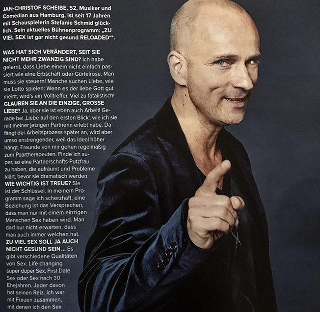 Portraitaufnahmen für eine Zeitschrift eines Comidian im Studio in Hamburg vor blauem Hintergrund