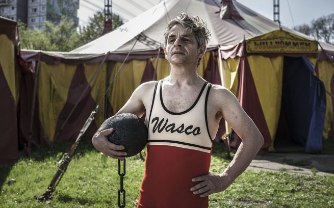 Porträt eines Mannes vor dem Zirkuszelt