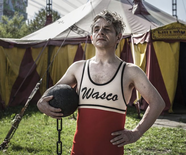 Porträt eines Mannes vor dem Zirkuszelt