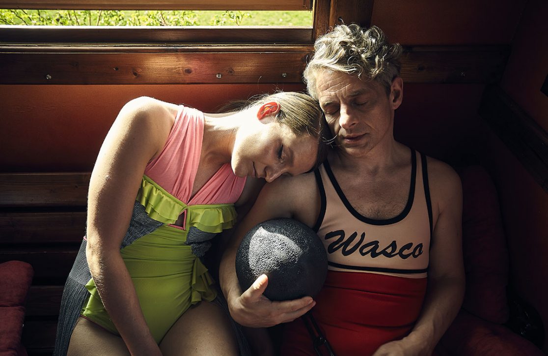 Portraet eines Paares im Zirkuswagen