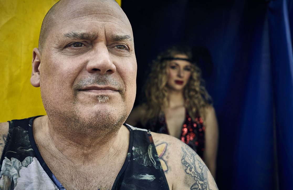 Zirkusdirektor Porträt vor Zirkuszelt