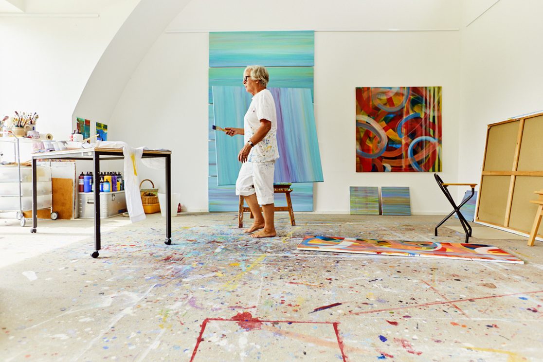 Kuenstlerin bei der Arbeit im Atelier