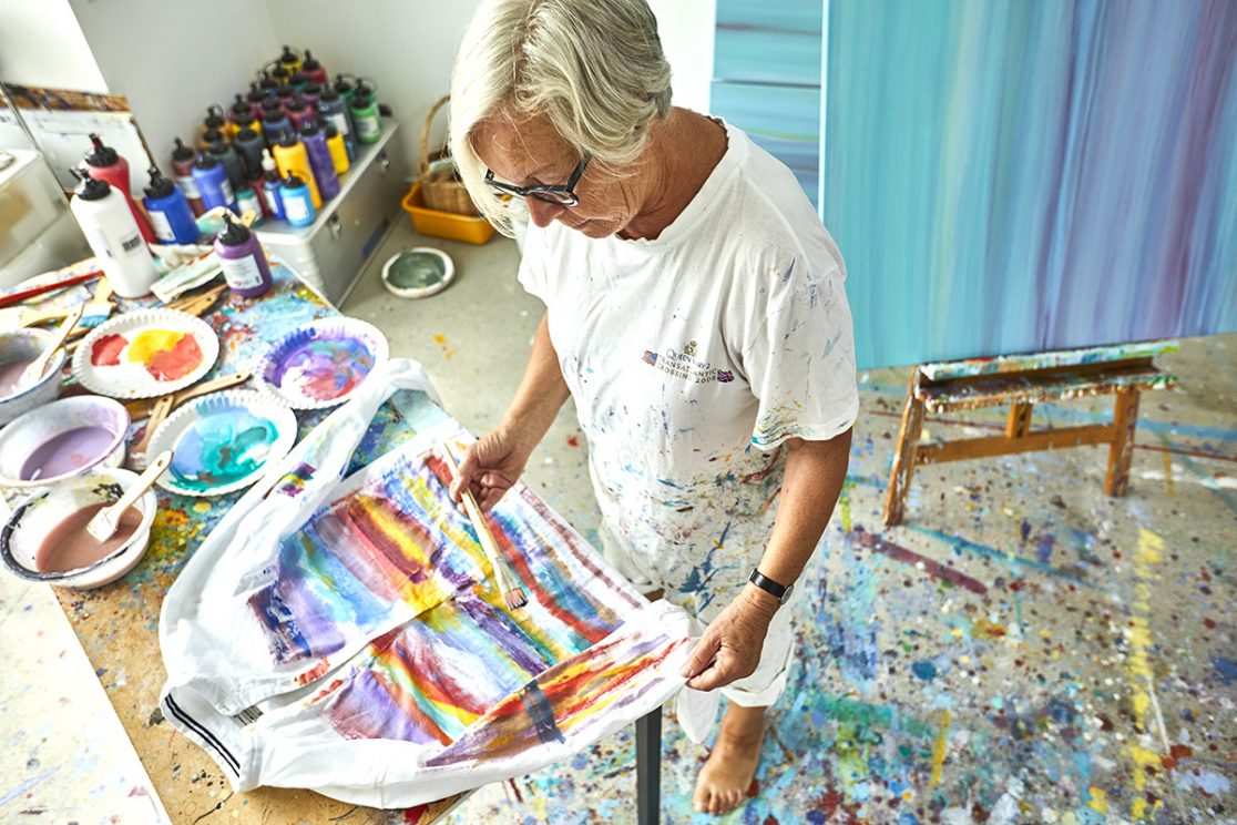 Kuenstlerin bei der Arbeit im Atelier