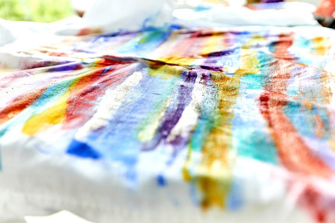 Detail eines bemaltes Shirt im Atelier