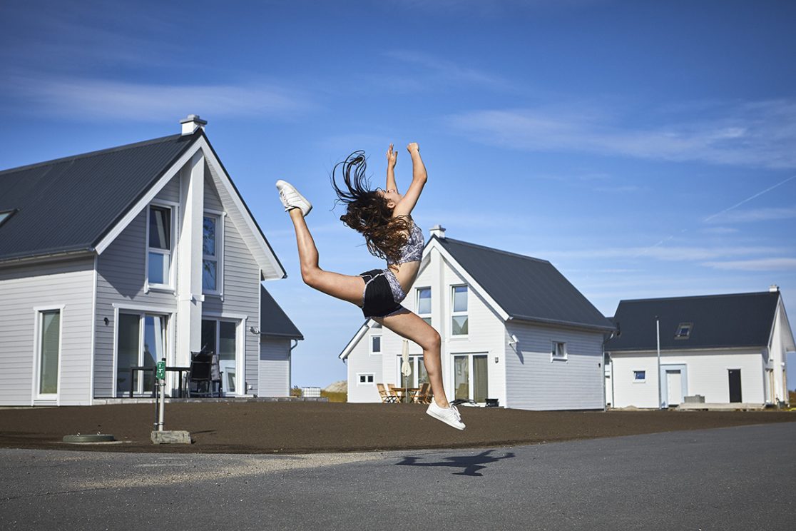 junges Maedchen macht Gymnastik draussen in einer urbanen Umgebung