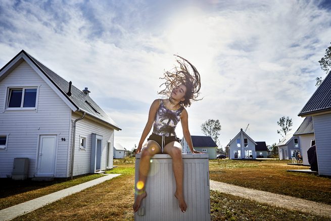 junges Maedchen macht Gymnastik draussen in einer urbanen Umgebung