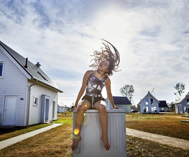 junges Maedchen macht Gymnastik draussen in einer urbanen Umgebung