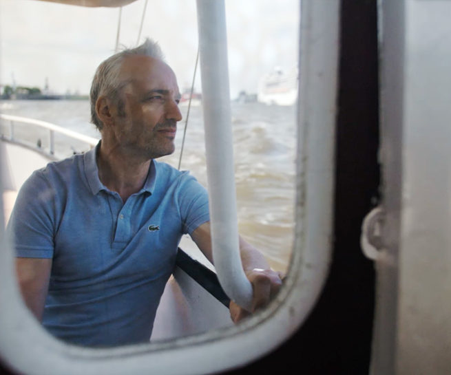 Porträt eines Mannes auf einer Barkasse auf der Elbe