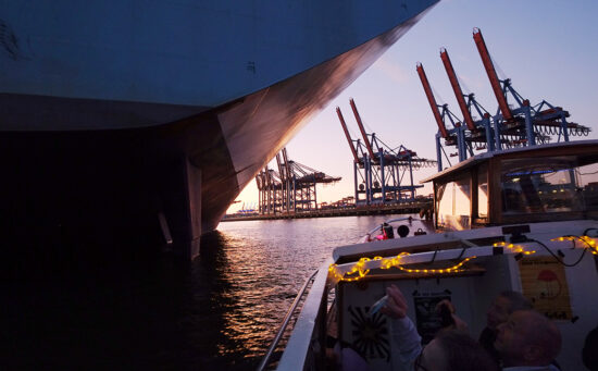 Hafenrundfahrt auf der Elbe in Hamburg