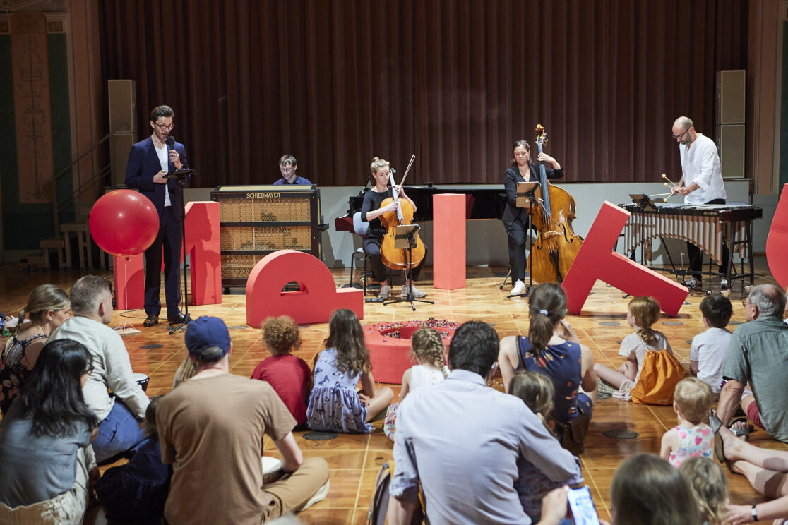 Young European Classic Festival in Berlin. Eine erfolgreiche Musikmesse und Tag der offenen Tür, die dazu führte, dass auch Kinder aus Migranntenfamilien Zugang zu instrumentaler Musik und Instrumenten erhielt.