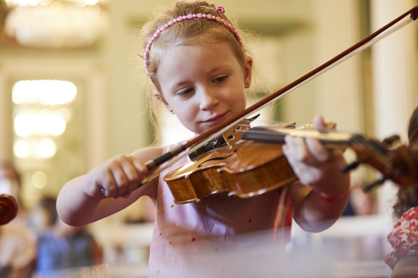 Young European Classic Festival in Berlin. Eine tolle Musikmesse und Tag der offenen Tür, die dazu führte, dass auch Kinder aus Migranntenfamilien Zugang zu instrumentaler Musik und Instrumenten erhielt. Veranstaltungen-Porträtfotografie und Eventfotografie