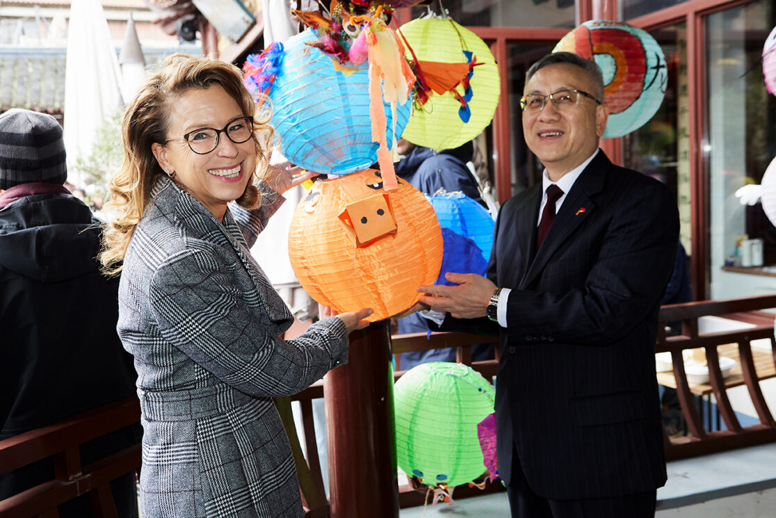 Bürgerschaftspräsidentin Carola Veit und der chinesische Generalkonsul Cong Wu