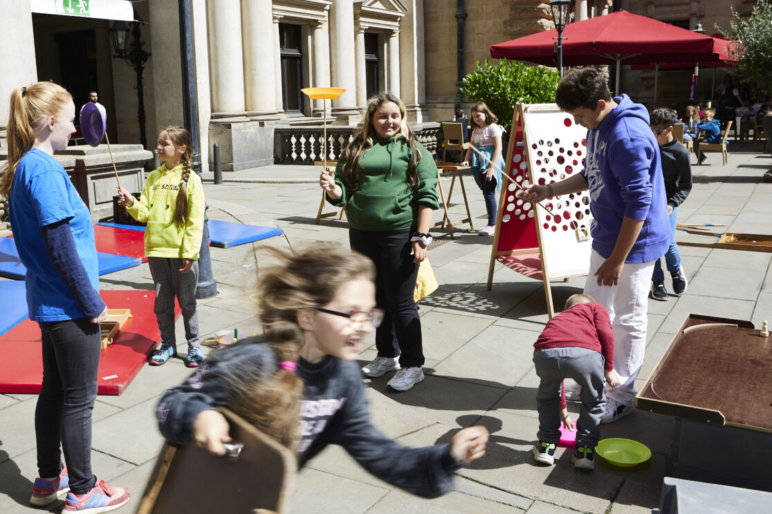 Hamburger Bürgerschaft Sommerfest Ukraine. Ein dreitägiges Sommerfest für Kinder und deren Familien um sich näher kennenzulernen, miteinander zu spielen und eine gewisse Leichtigkeit zu bekommen. Hmaburg zeigt sich großzügig seinen neuen Einwohnern gegenüber.