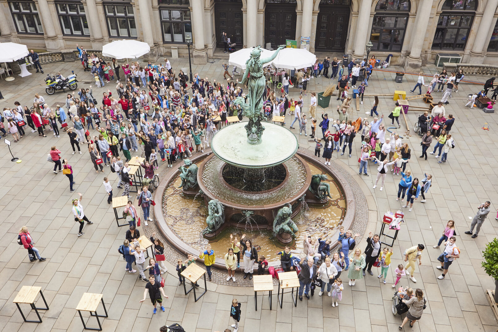 Hamburger Bürgerschaft Sommerfest Ukraine. Ein dreitägiges Sommerfest für Kinder und deren Familien um sich näher kennenzulernen, miteinander zu spielen und eine gewisse Leichtigkeit zu bekommen. Hmaburg zeigt sich großzügig seinen neuen Einwohnern gegenüber. Veranstaltungen-Porträtfotografie und Eventfotografie