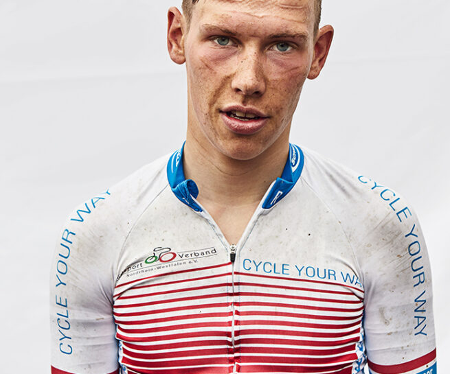 Ich habe Porträts von jungen Radrennfahrer direkt nach dem Wettkampf fotografiert und Spuren, wie Schweiß und Schmutz sichtbar gemacht. Wichtig dabei waren mir die Leidenschaft und der Kampfwille.