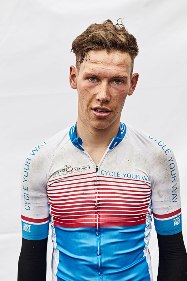 Ich habe Porträts von jungen Radrennfahrer direkt nach dem Wettkampf fotografiert und Spuren, wie Schweiß und Schmutz sichtbar gemacht. Wichtig dabei waren mir die Leidenschaft und der Kampfwille.