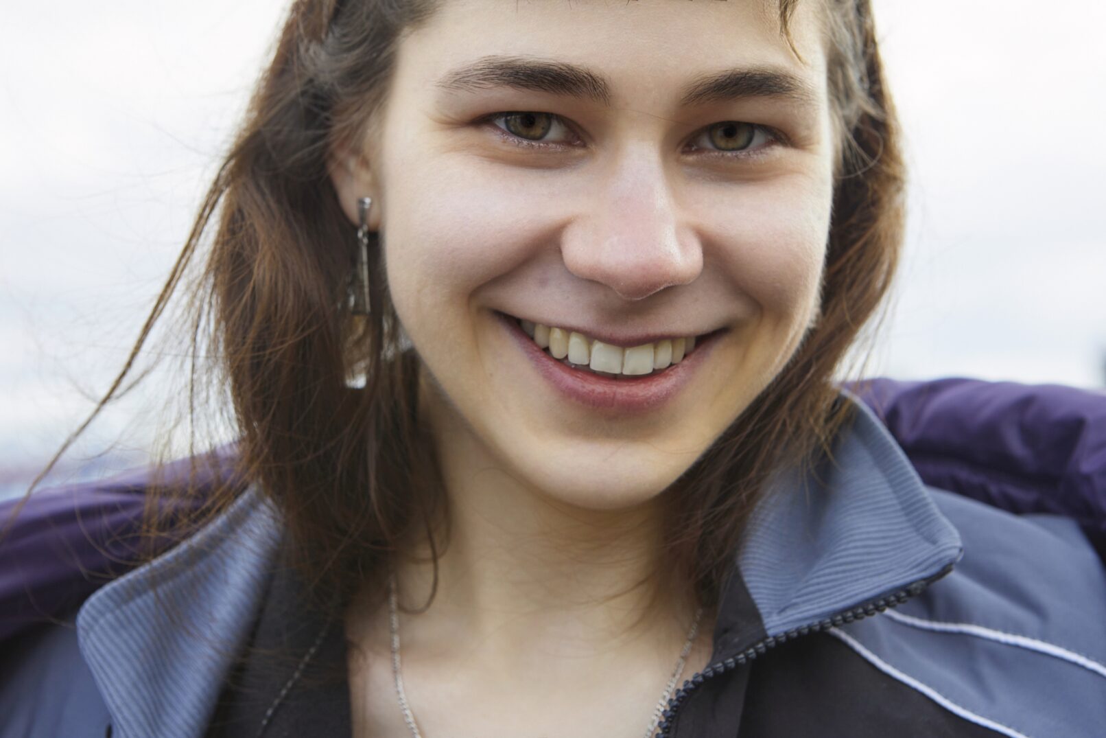 Luise und Marie Freundschaft-Ein Porträt einer lachenden Frau in Hamburg